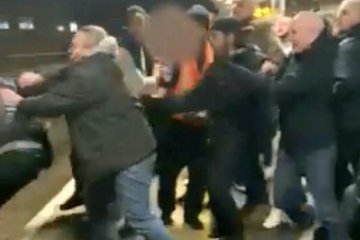 Bei einer Schlägerei zwischen Tottenham- und Arsenal-Fans stürzt ein Mann auf die Gleise