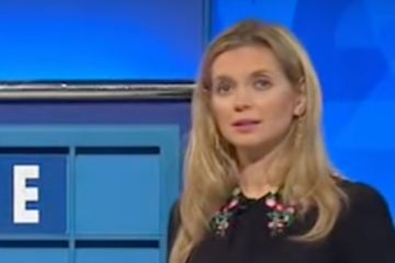 Rachel Riley von Countdown zeigt in der Show von Channel 4 ihre Beine in einem kurzen Kleid 