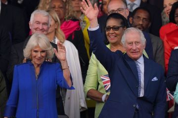 König Charles und Königin Camilla strahlen vor Freude, wenn sie die Krönungsfeier beobachten