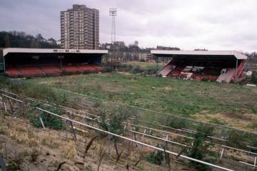 Wie das ehemalige Premier League-Gelände sieben Jahre lang verlassen war und die Fans sogar ein Lagerfeuer auf dem Spielfeld veranstalteten