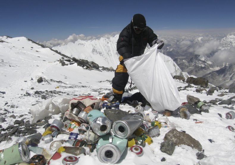 Nepalesischer Sherpa sammelt Müll auf dem Mount Everest.