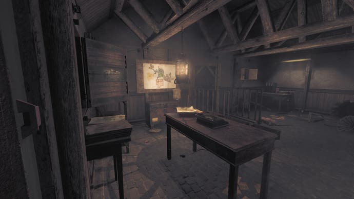 Amnesia: The Bunker Rezensions-Screenshot, der den Verwaltungsraum zeigt.  Über einem Tisch im Vordergrund hängt eine warme Laterne, im Hintergrund eine Truhe und eine Karte.  Auf dem Boden liegen riesige tote Ratten.