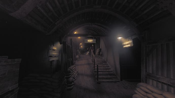 Amnesia: Der Bunker-Review-Screenshot, der die Hauptdurchgangsstraße des Bunkers zeigt.  Im Hintergrund erhebt sich eine Treppe, über der ein beleuchtetes EXIT-Schild leuchtet.  Auf einem Schild auf der rechten Seite steht OFFIZIERQUARTIER / WARTUNG, während auf dem Schild auf der linken Seite steht: ARSENAL / SOLDATENQUARTIER / VERWALTUNG