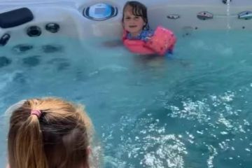 Sue Radford und ihre Kinder haben Spaß in der Sonne im luxuriösen „27.000-Pfund-Pool“