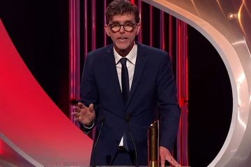 Emmerdale-Stars vereinen sich für Mark Charnocks Überraschung bei den British Soap Awards