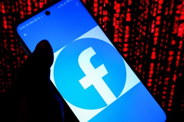 „Ich glaube, Facebook HÖRT meinen Gesprächen zu“, behauptet der verblüffte TikToker