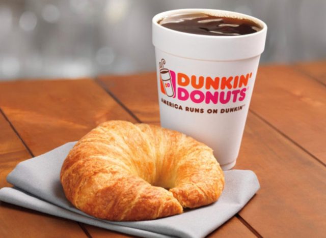 Dunkin-Kaffee und Croissant