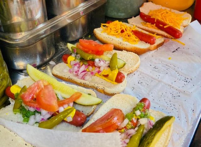 Die Hot Dogs im Chicago-Stil von Kim und Carlos werden zubereitet