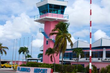 Reisende lieben den rosa Flughafen, der wie ein Barbie-Spielzeug aussieht, mit rosa Seen in der Nähe