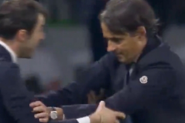Sehen Sie, wie Simone Inzaghi mit einem Mann an der Seitenlinie kämpft, während der Inter-Boss die Fassung verliert