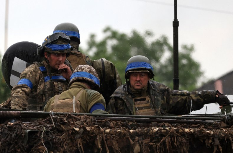 Ukrainische Soldaten reiten auf einem APC in der Region Saporischschja
