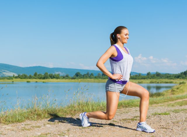 Frau macht Ausfallschritte im Körpergewicht, Übungen für schlankere Hüften