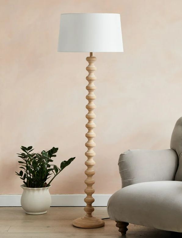 Diese klassische Stehlampe kostet bei roseandgrey.co.uk 200 £