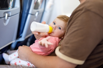 Papa verrät cleveren Eltern-Trick beim Fliegen mit Babys