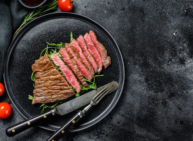 Gegrilltes und geschnittenes Flat Iron Steak.