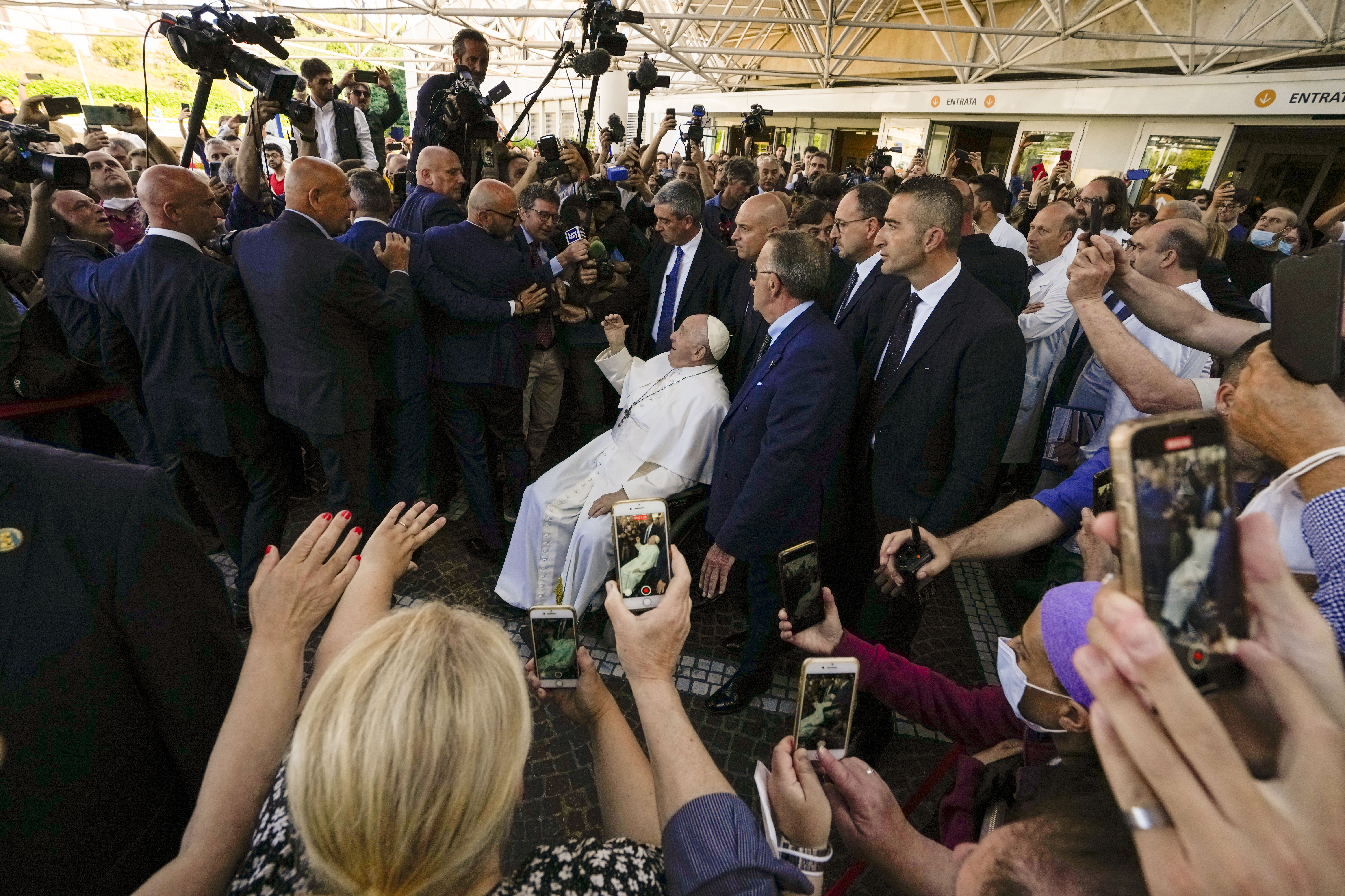 Der optimistische Papst, 86, verließ gestern das Gemelli-Krankenhaus in Rom, neun Tage nach einer Leistenbruchoperation