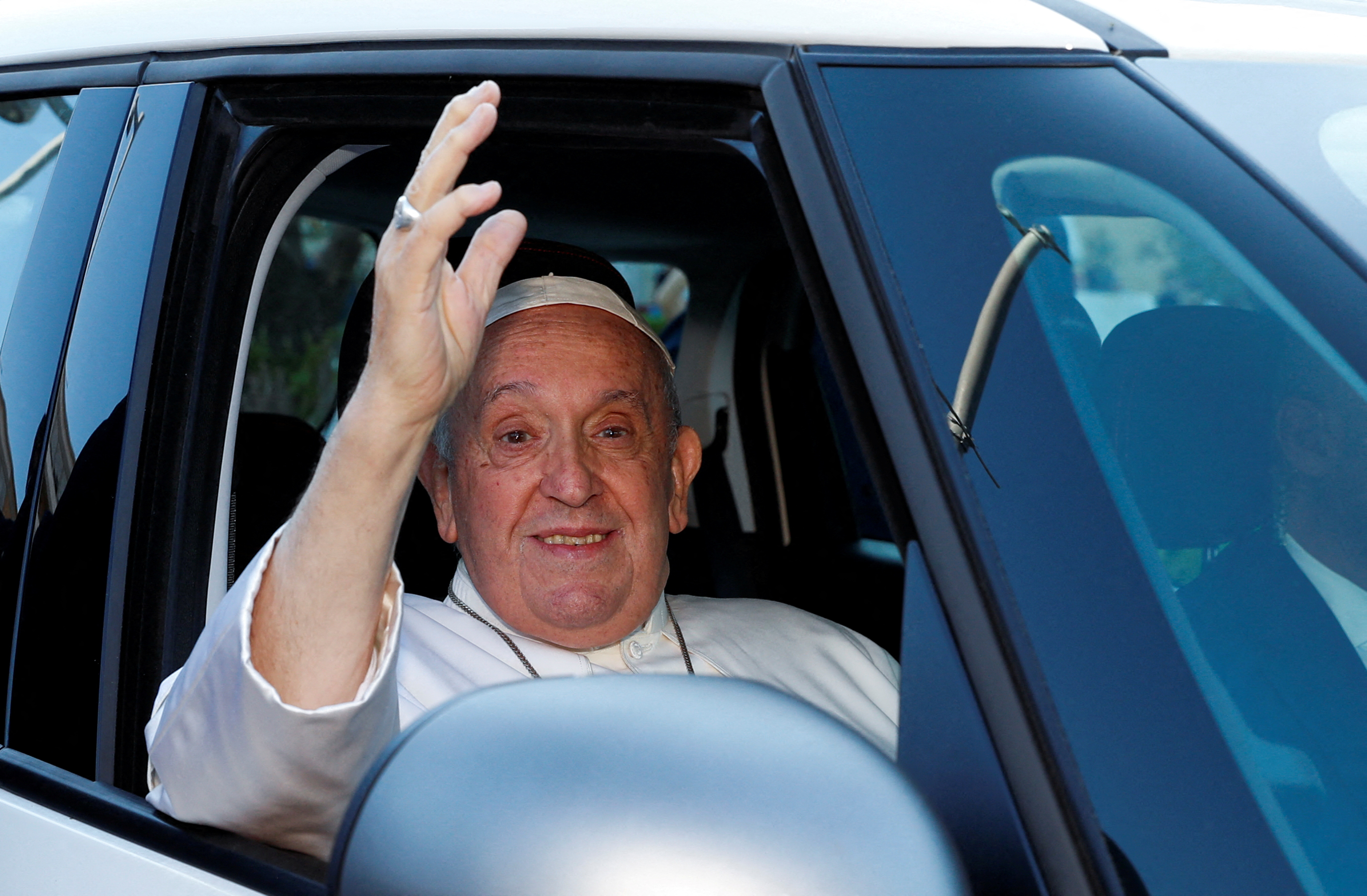 Auf die Frage, wie es ihm gehe, antwortete der Papst gegenüber Reportern: „Immer noch am Leben!“