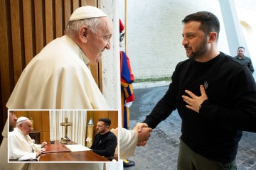 Der ukrainische Präsident Selenskyj wurde nach seinem Flug in den Vatikan von Papst Franziskus begrüßt