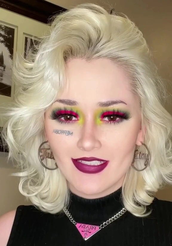 Die Leute behaupteten, sie sehe mit diesem Make-up wie Gwen Stefani aus