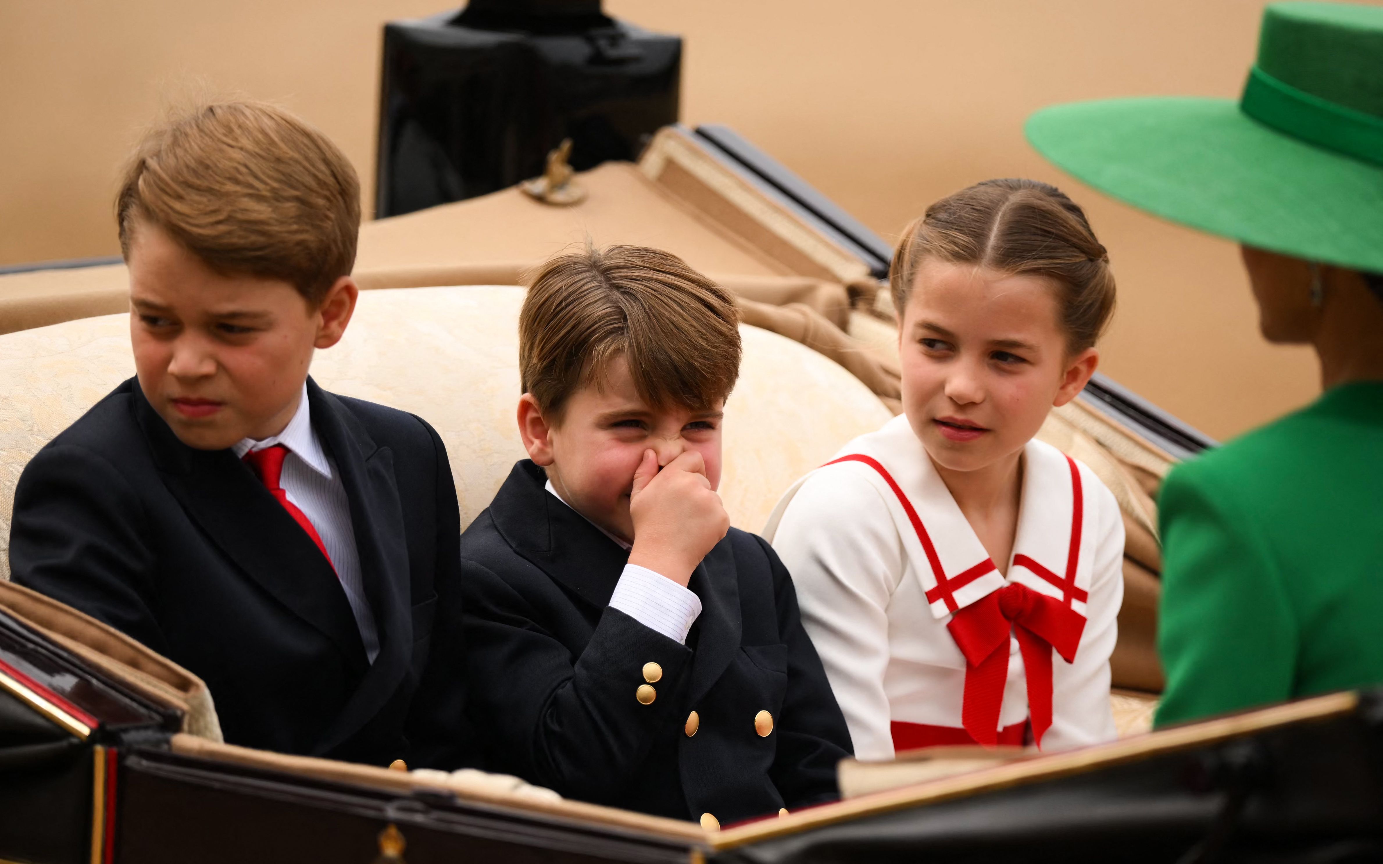 Prinz Louis hielt sich die Nase zu, als er mit seinen Geschwistern in der königlichen Kutsche reiste