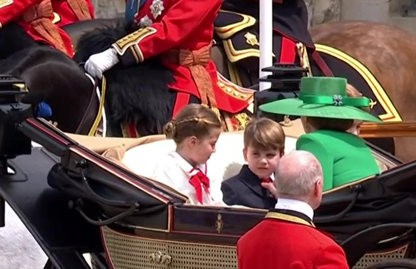 Kate wurde gesehen, wie sie in der Kutsche die Krawatte von Prinz Louis zurechtrückte