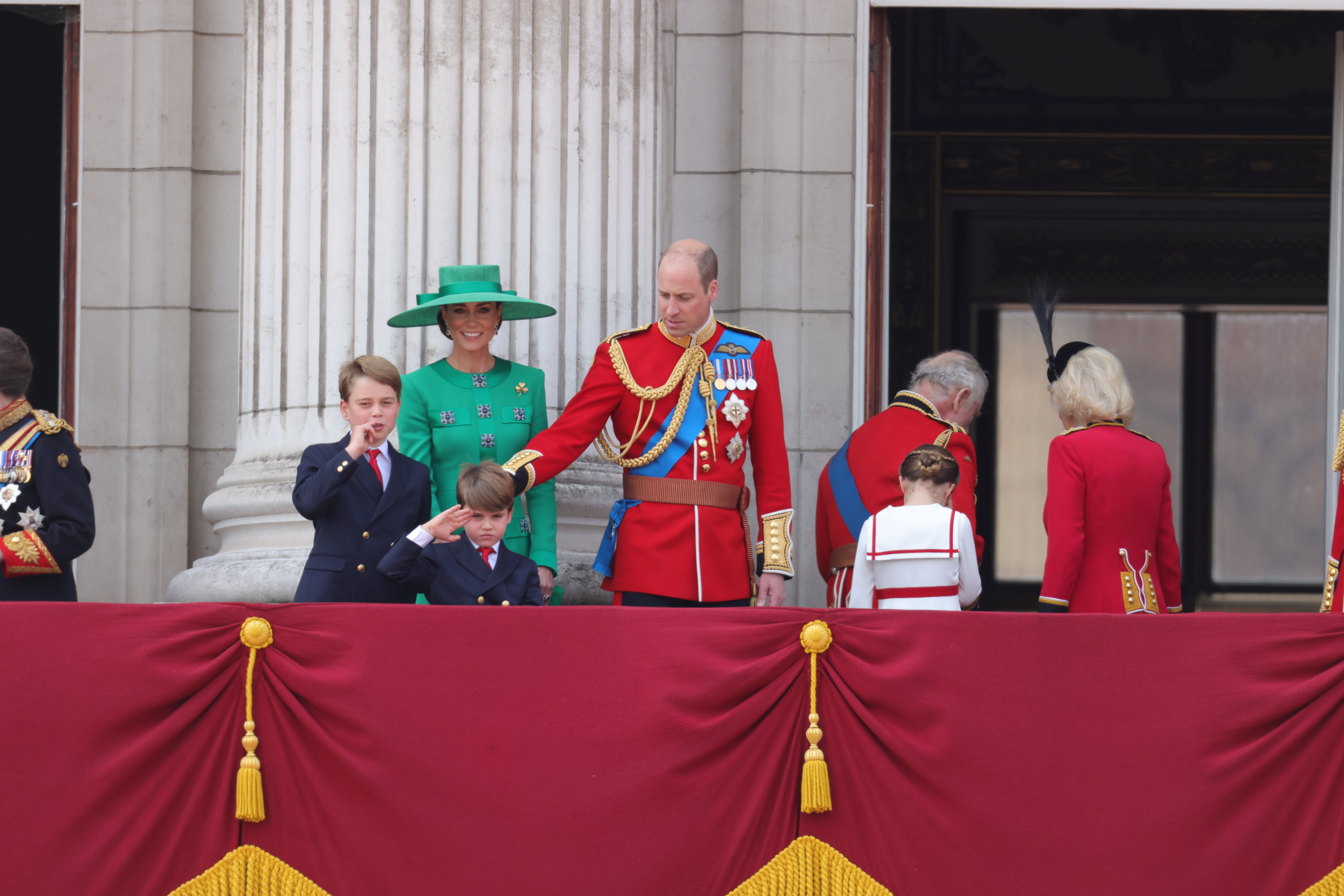 Prinz William trat vor, um bei der Betreuung der Kinder zu helfen, als er zu seiner Familie auf den Balkon zurückkehrte