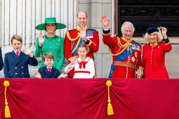 König Charles beobachtet den Vorbeiflug von Trooping the Colour vom Balkon des Buckingham Palace aus