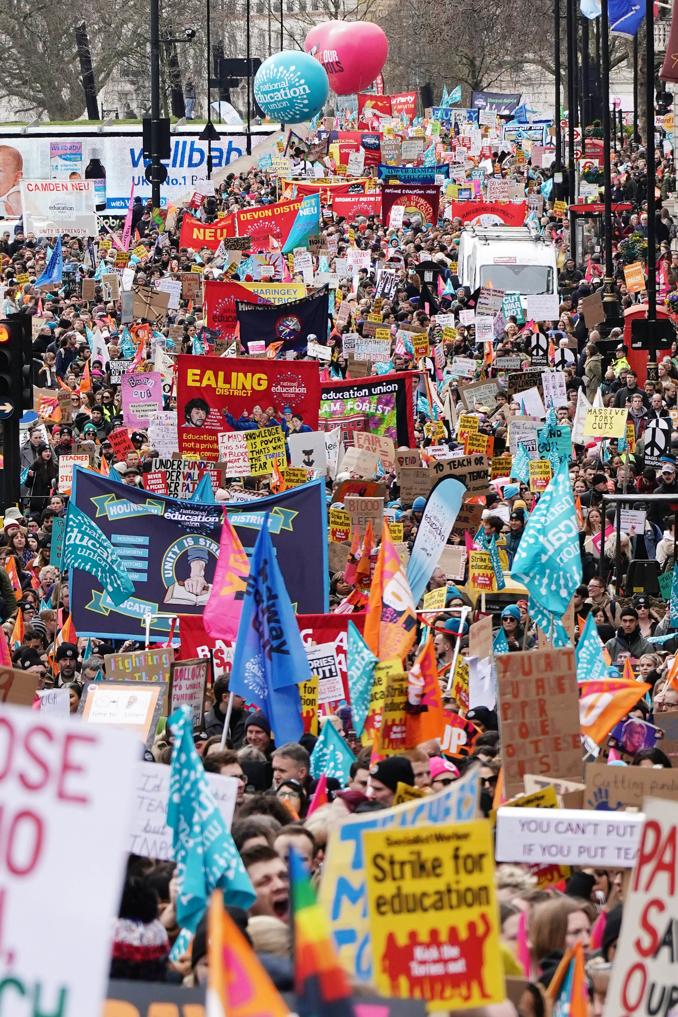 Streikende Mitglieder der (NEU) am Piccadilly marschieren im März zu einer Kundgebung am Trafalgar Square im Zentrum von London