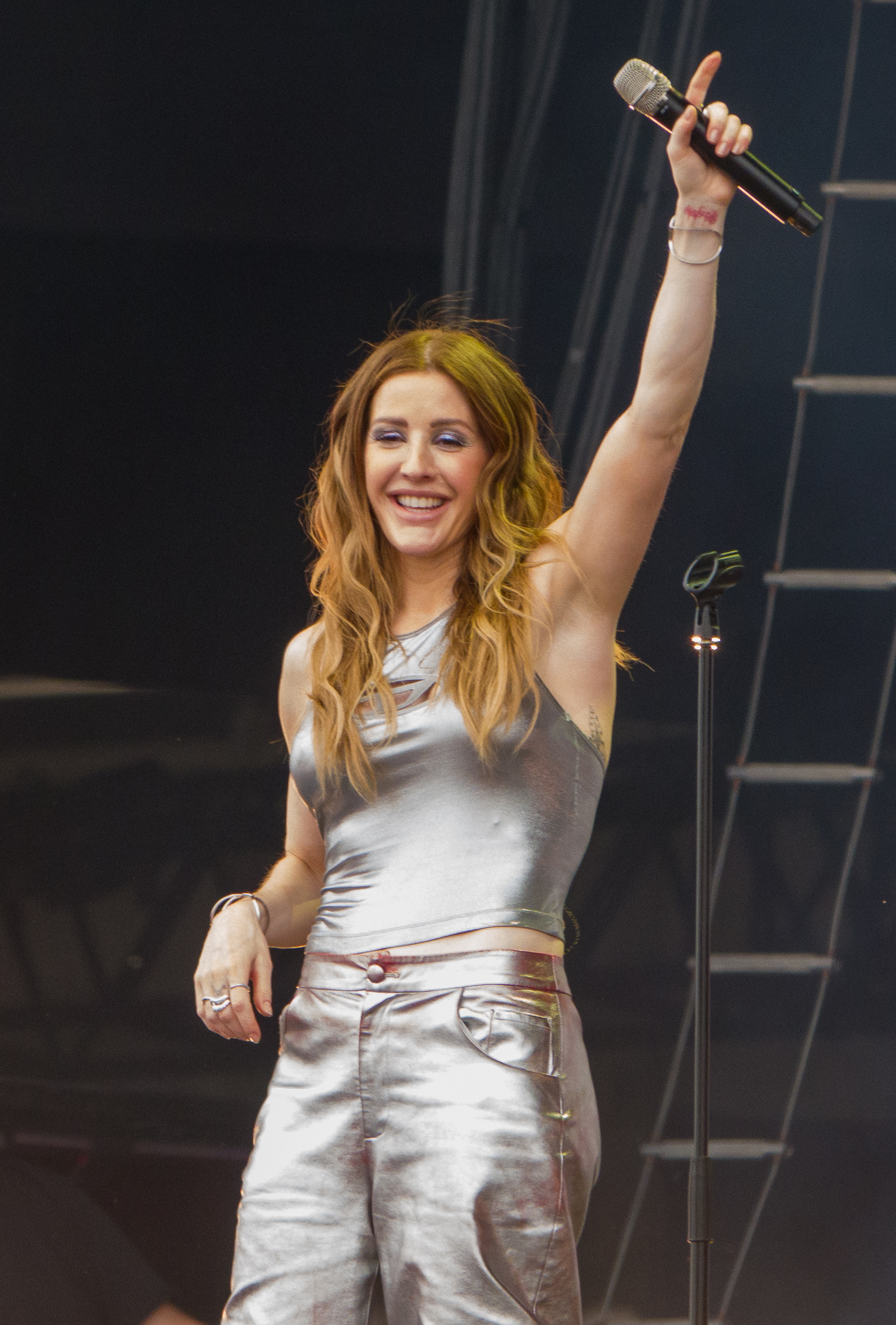 Ellie Goulding trug dieses silberne Oberteil mit einer metallischen Hose beim Werchter Boutique Festival in Belgien