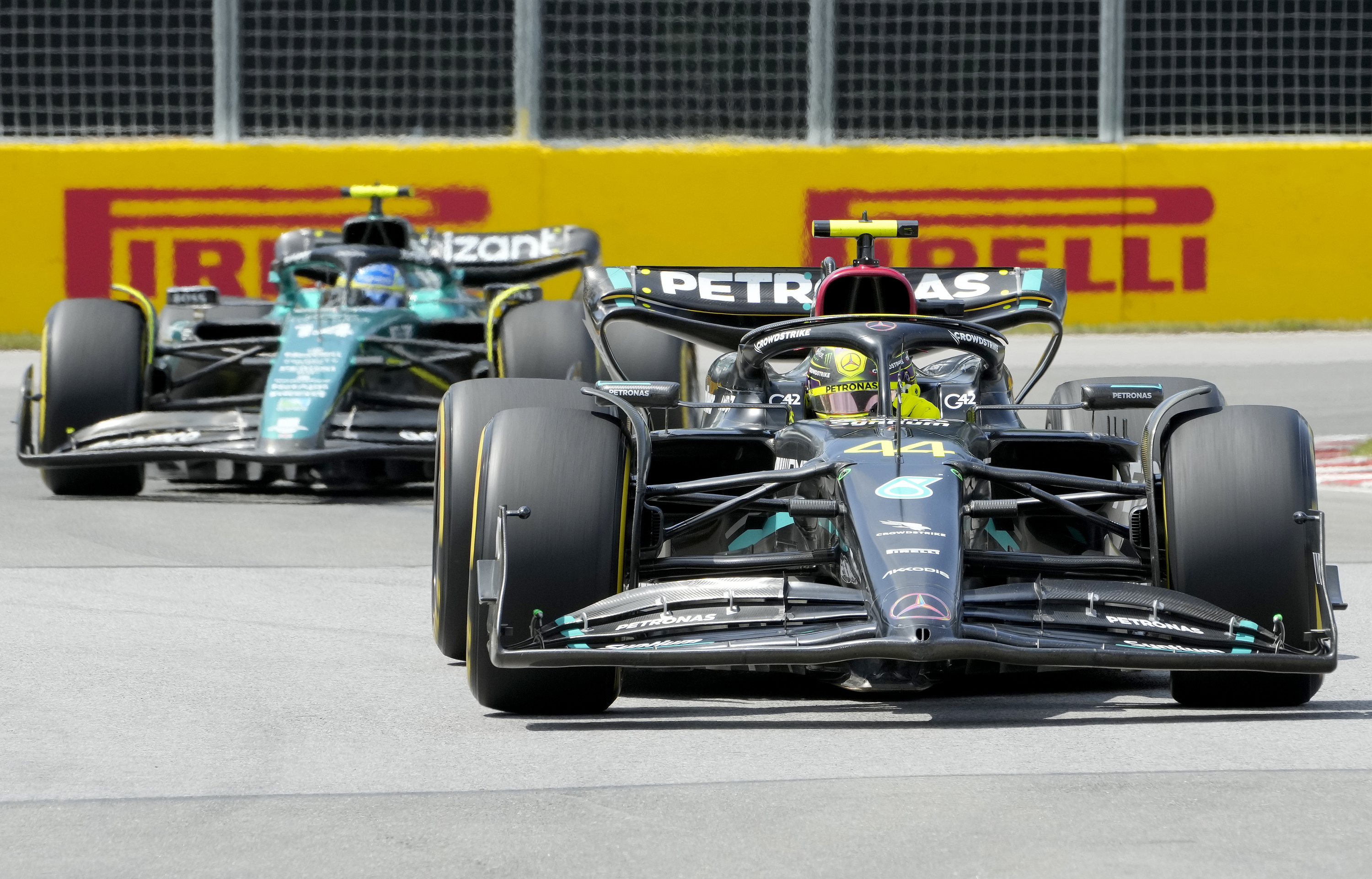 Alonso (hinten) und Hamilton (vorne) lieferten sich am Sonntag einen großartigen Kampf