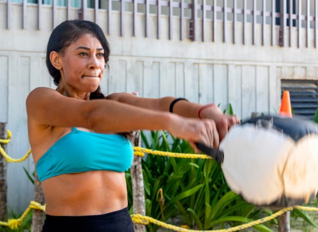 Frau macht Kettlebell/Gewichtsschwünge, Konzept schneller täglicher Übungen, um Körperfett zu schmelzen