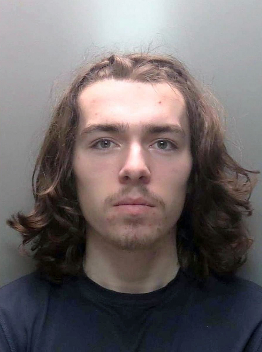 Der 23-jährige Connor Chapman aus Birkenhead soll zwölf Kugeln aus einer Maschinenpistole auf Bandenrivalen abgefeuert haben