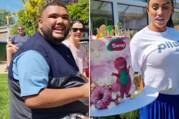 Bei den Feierlichkeiten zum 21. Geburtstag von Harvey Price mit einer großen rosafarbenen Barney-Torte