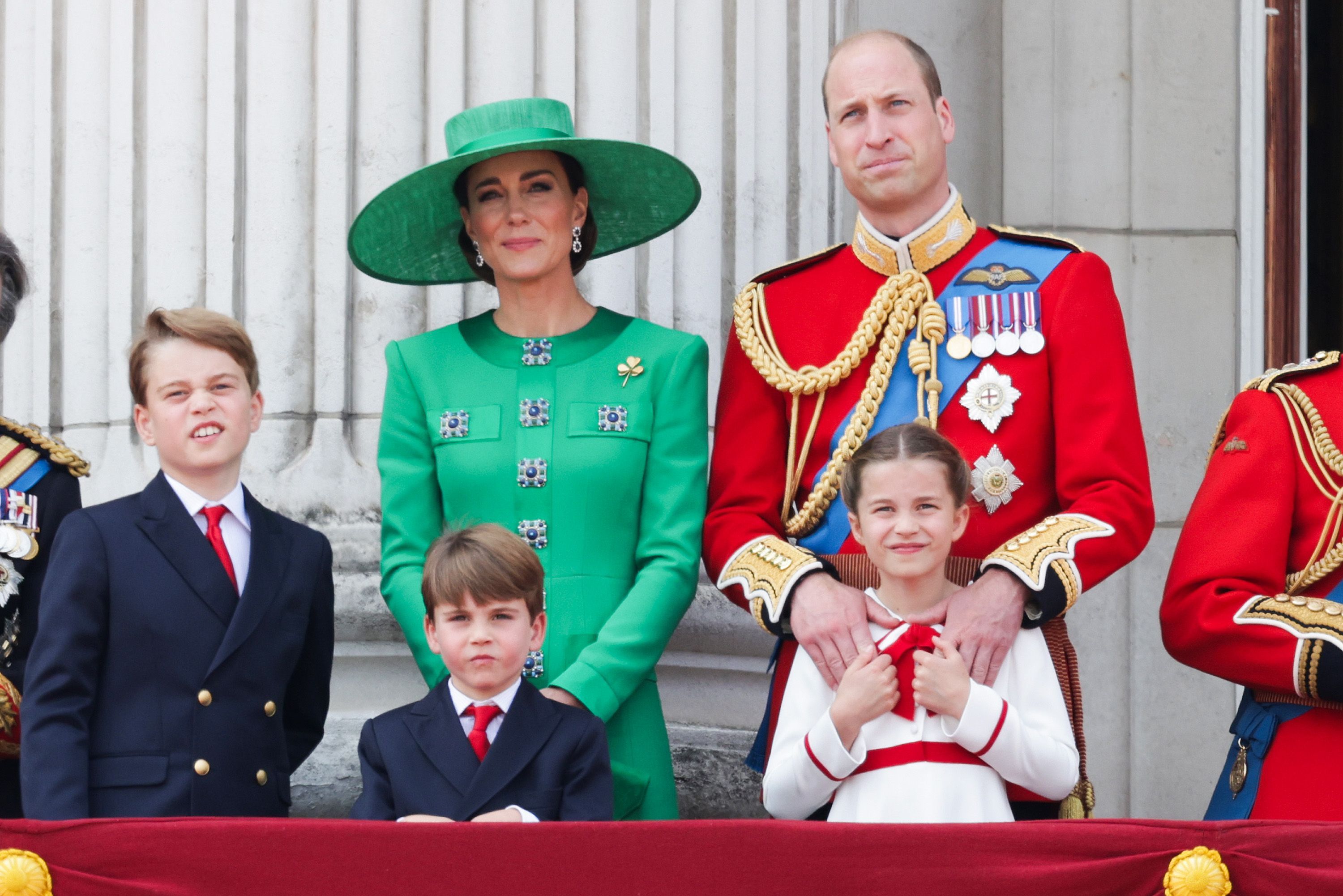 Der Prinz und die Prinzessin von Wales beobachten mit ihren Kindern den Vorbeiflug der RAF auf dem Balkon des Buckingham Palace