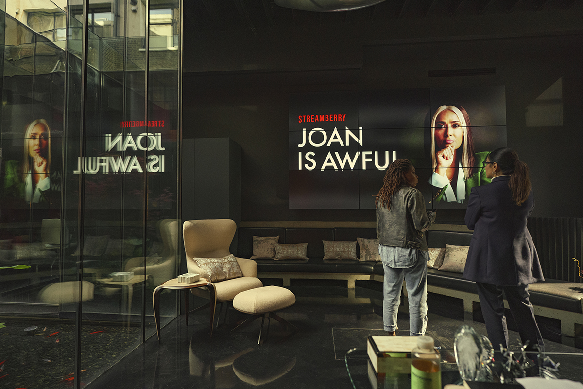 Danielle Fitalis und Leila Farzad in der Folge „Joan Is Awful“ von Black Mirror