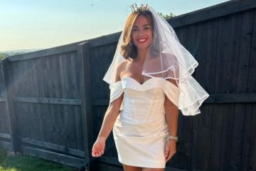 Der Coronation-Street-Star Georgia May Foote begeistert in einem Hochzeits-Minikleid beim Junggesellinnenabschied