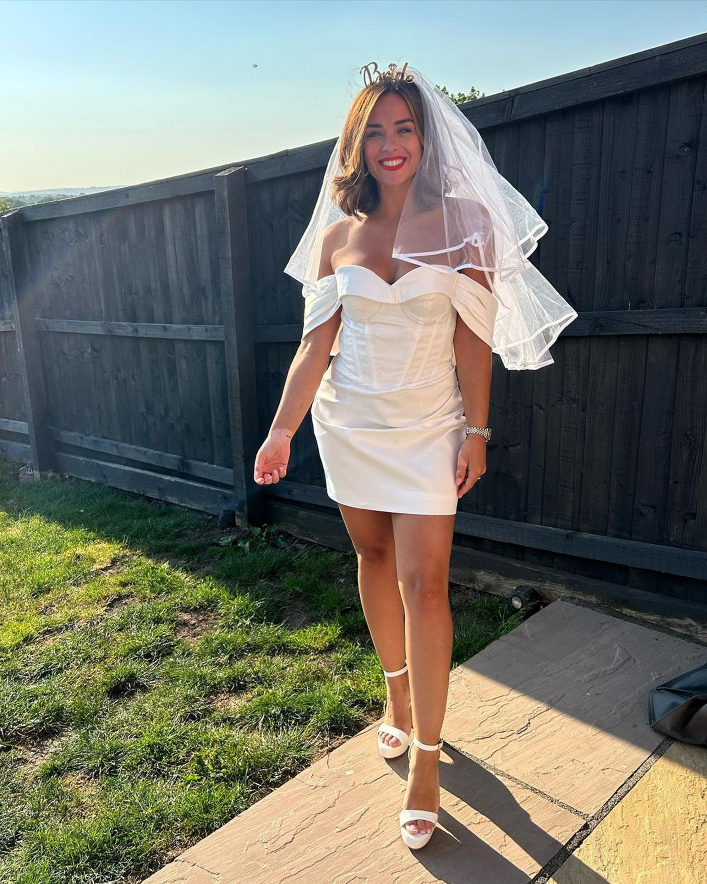 Letzte Woche feierte Georgia ihren Junggesellinnenabschied in Manchester, gekleidet in ein weißes Brautkorsett und einen Schleier