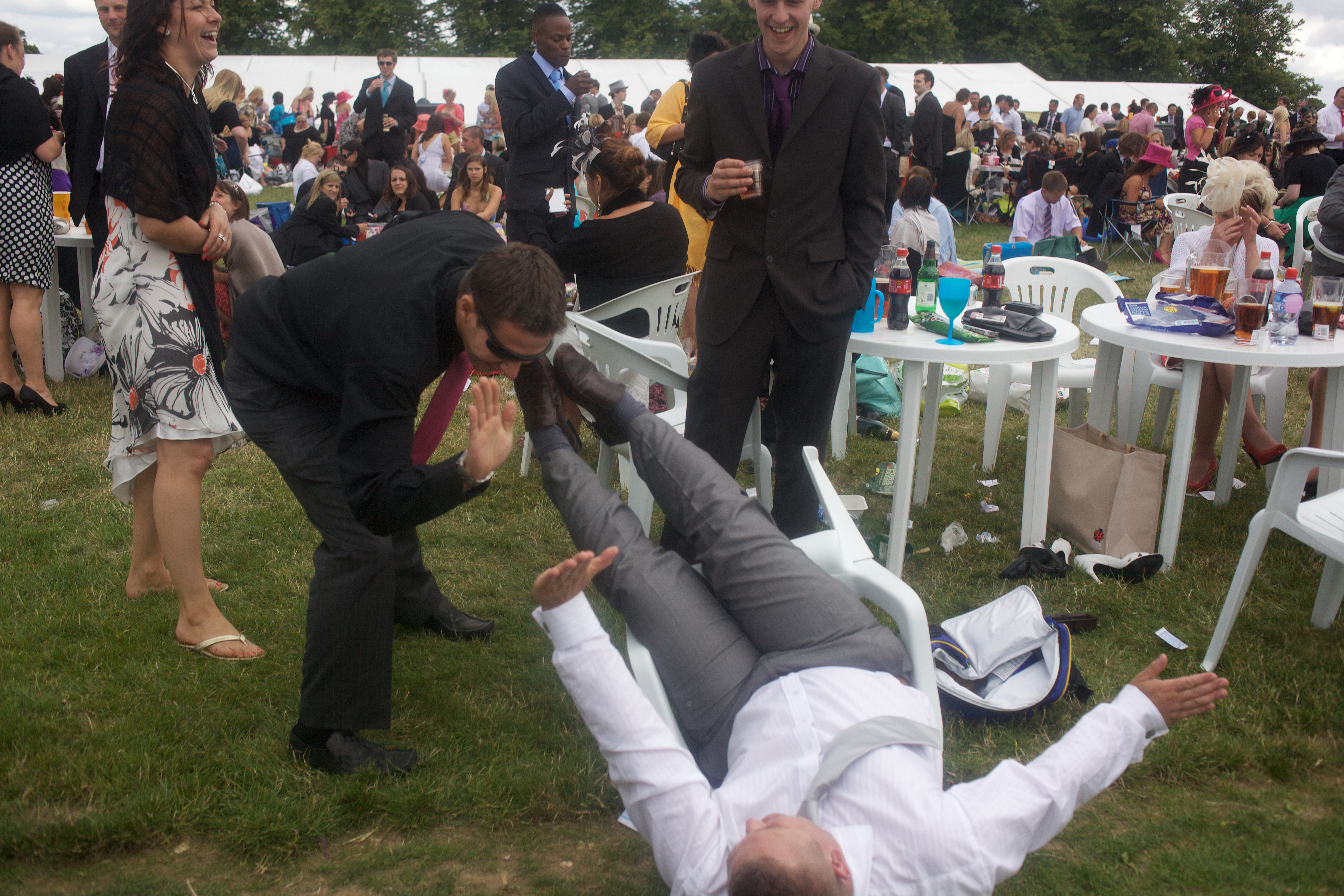 Ein Mann fällt während des Royal Ascot-Rennens von seinem Stuhl
