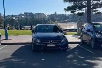 In den sozialen Medien wird heftig darüber geredet, dass ein Mercedes-Fahrer auf zwei Stellplätzen geparkt gesichtet wurde
