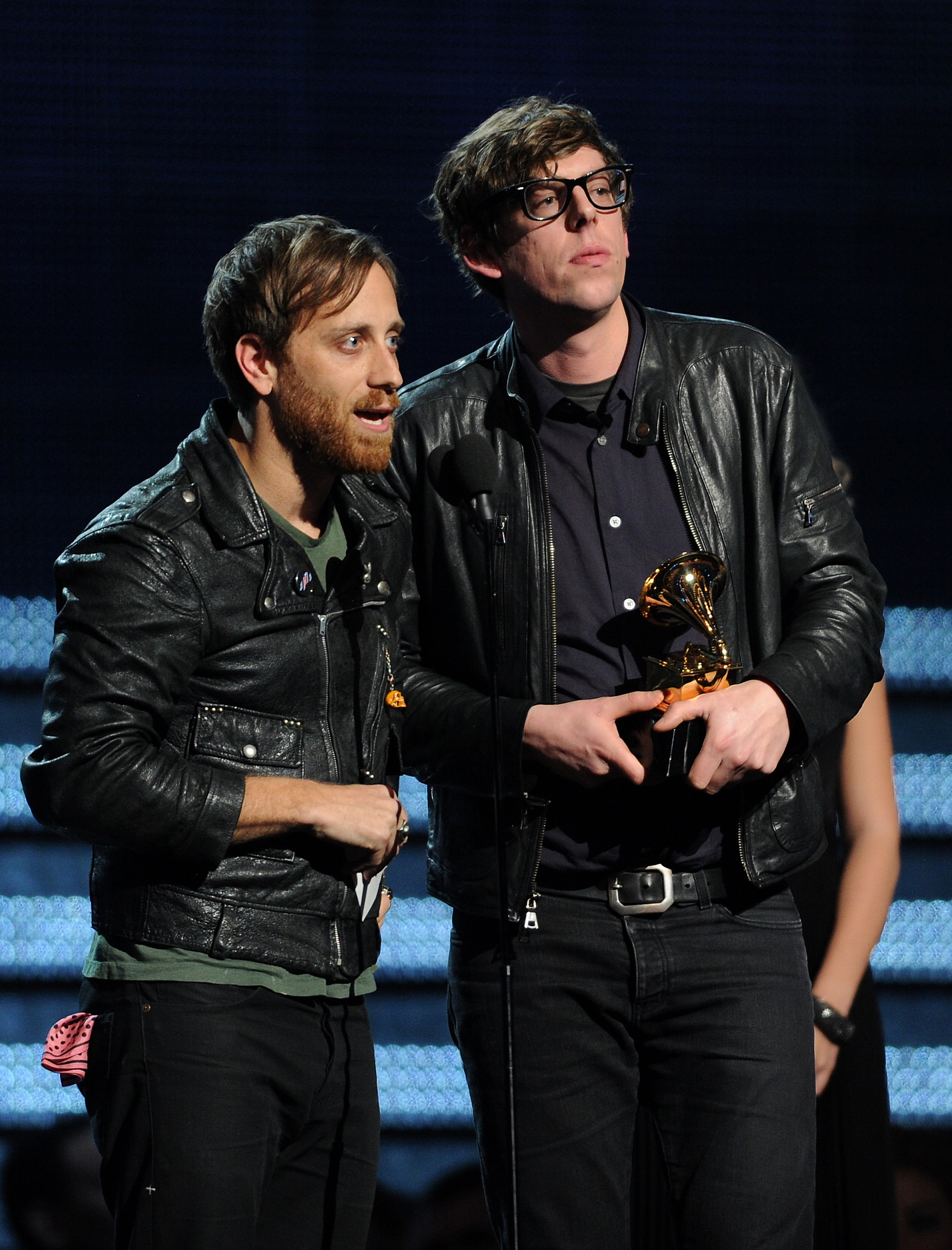 Dan Auerbach (links) und Patrick Carney (rechts) nahmen den Preis für die beste Rockperformance für „Lonely Boy“ bei den Grammys 2013 entgegen
