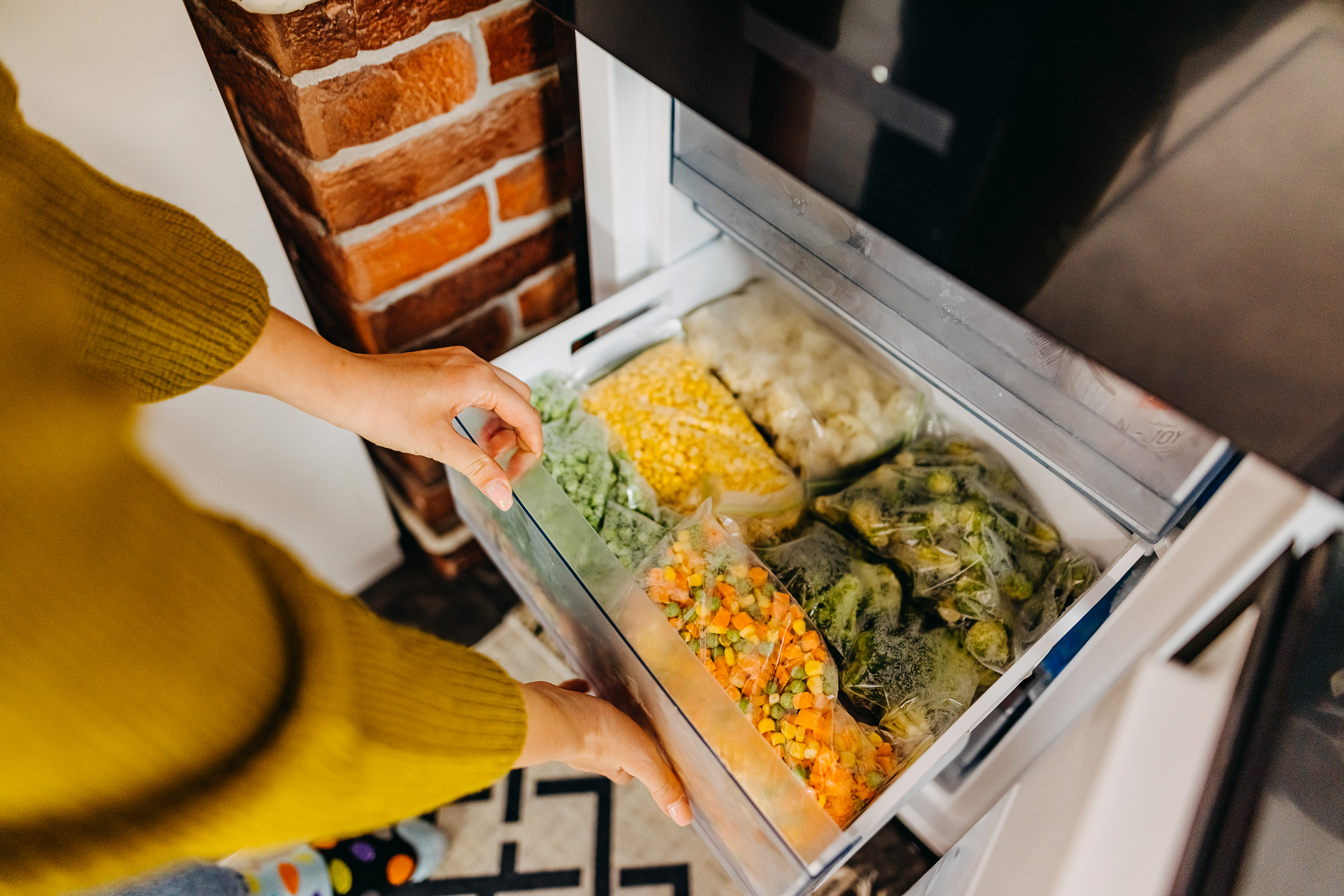 Laut Experten könnten Sie jeden Monat bis zu 150 £ sparen, wenn Sie Ihre Lebensmittel einfrieren, anstatt sie in die Mülltonne zu werfen