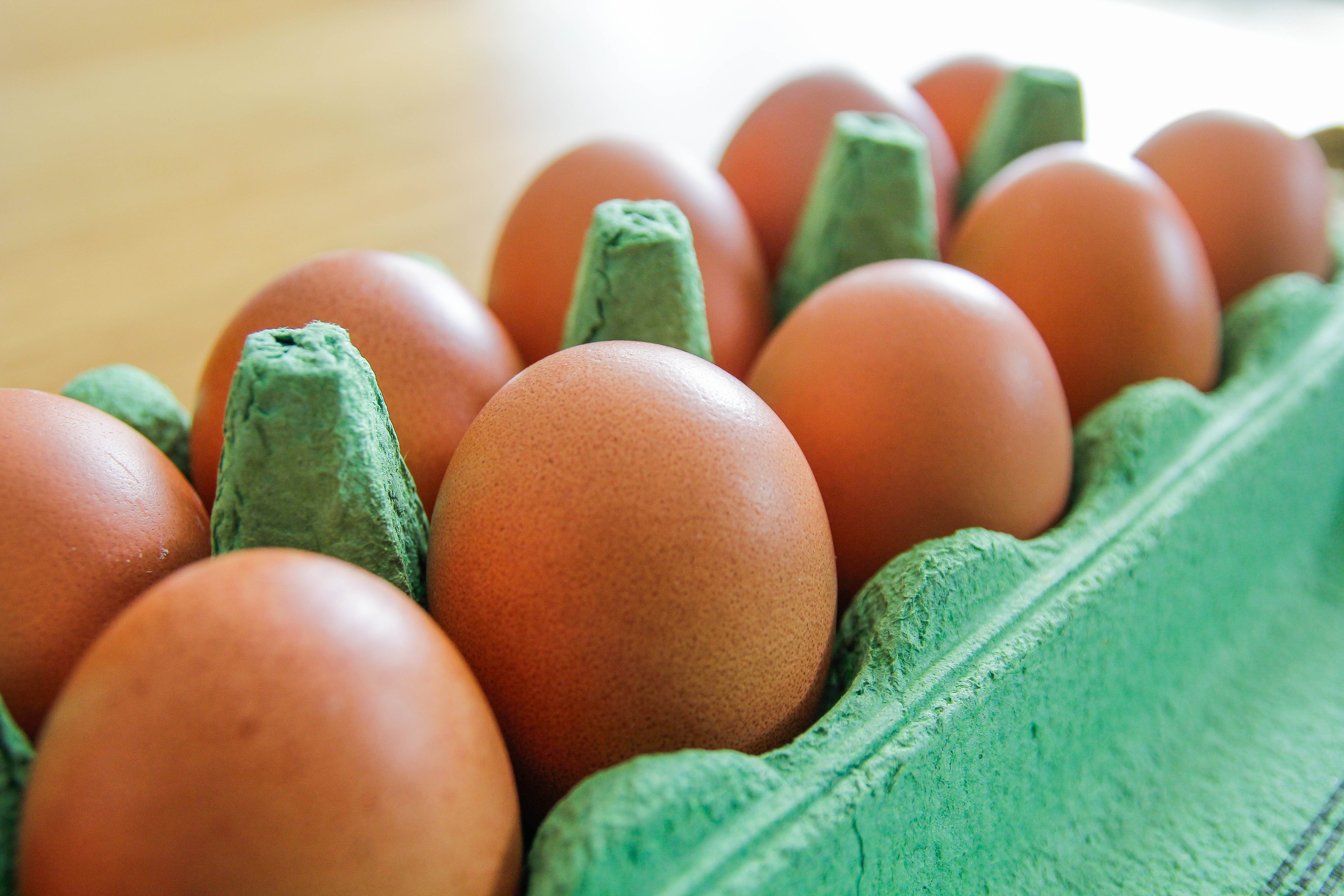 Wenn Sie möchten, dass Ihre Eier länger haltbar sind, können Sie sie einfrieren, allerdings nicht in der Schale