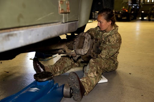 Einer der stolzen Rekruten der britischen Armee ist die Fahrzeugmechanikerin Millie Langton