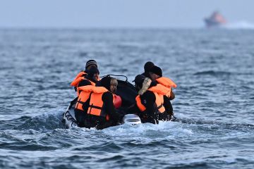 Kleine Bootsmigranten erreichen in diesem Jahr die 10.000-Marke, obwohl der Premierminister einen Rückgang bei den Überfahrten ankündigt