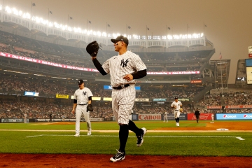 MLB-Fans machen sich „wirklich Sorgen“ um ihre Gesundheit, als Rauch das Spiel der Yankees verschlingt