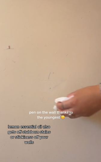Sie benutzte das Produkt, um Flecken von ihrer Wand zu entfernen