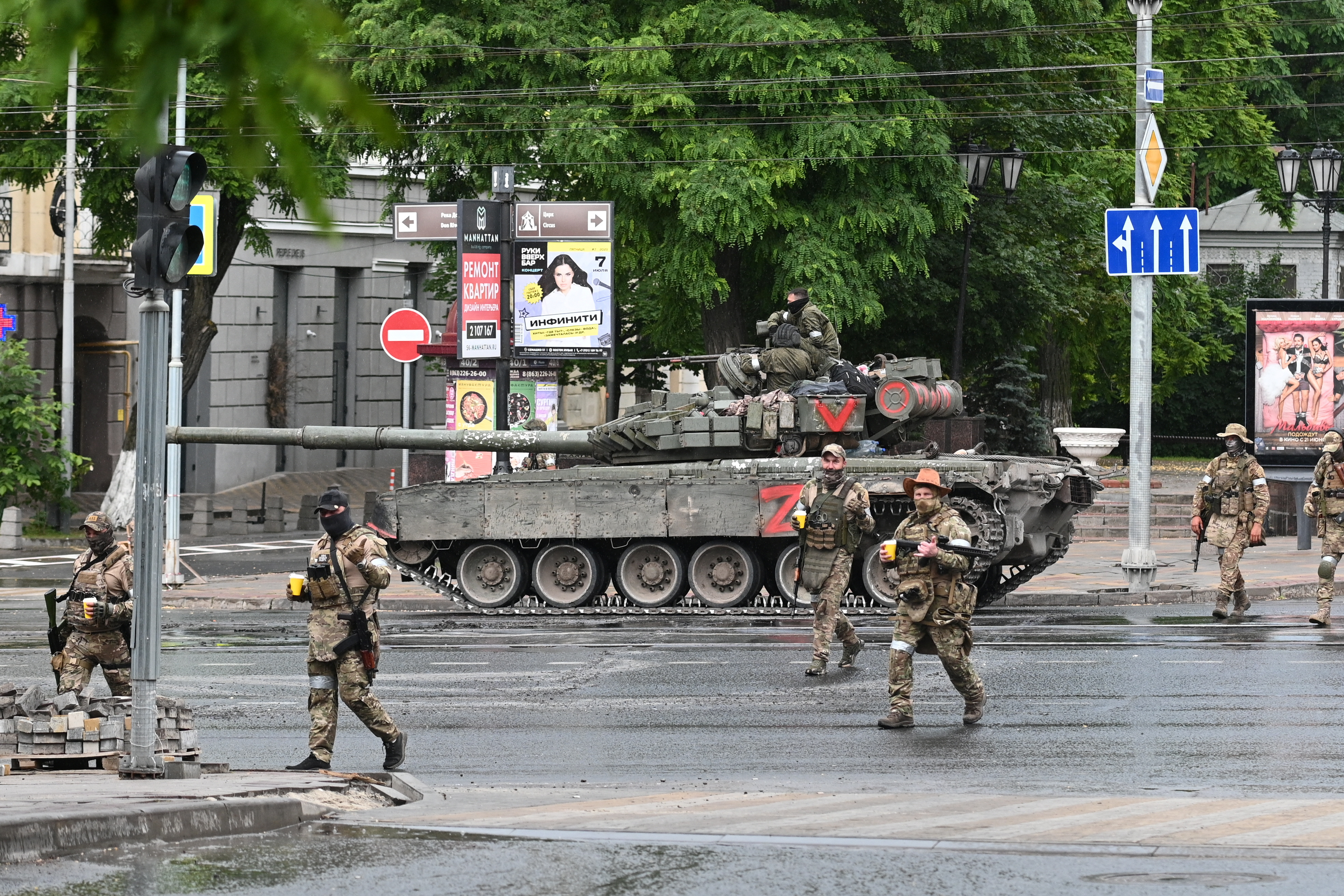 Kämpfer der Wagner-Gruppe und ein mit einem roten „Z“ bemalter Panzer in Rostow