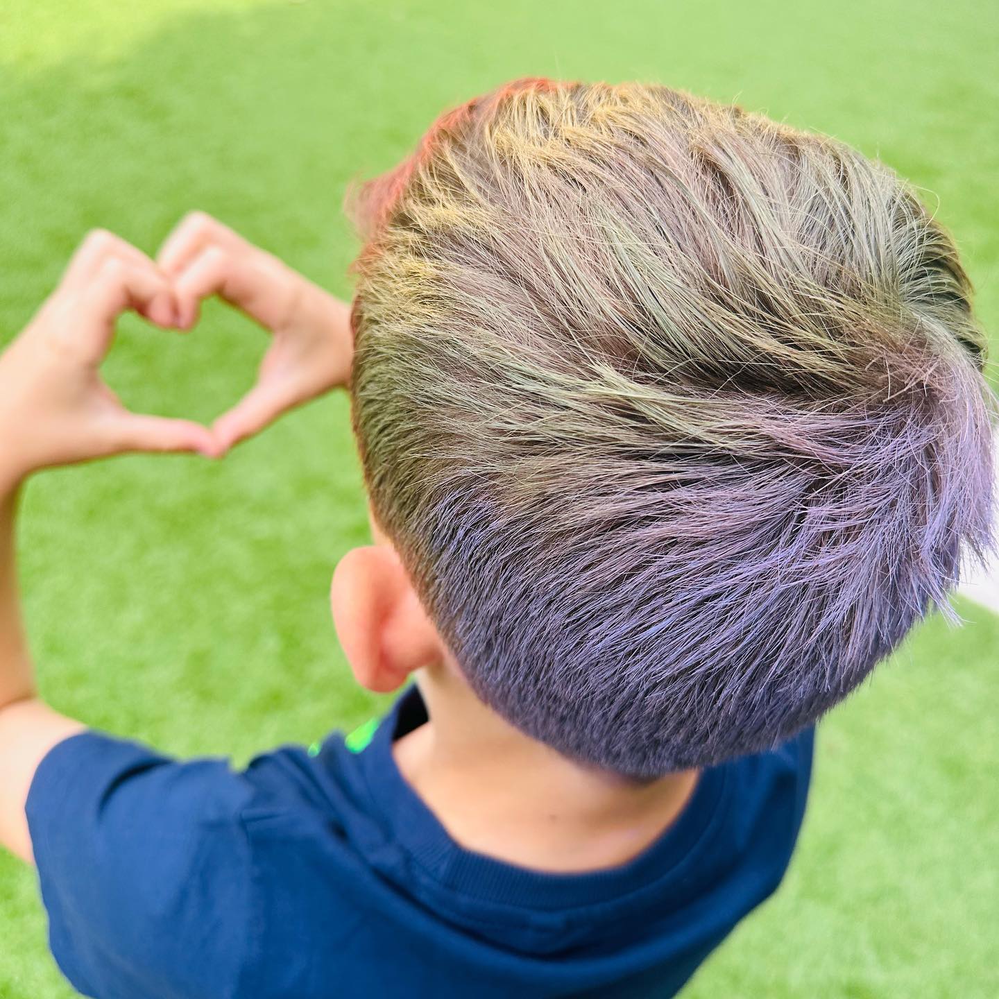 Holly Willoughby hat ein seltenes Bild ihres Sohnes mit Regenbogenhaar geteilt, um Pride in der Schule zu feiern