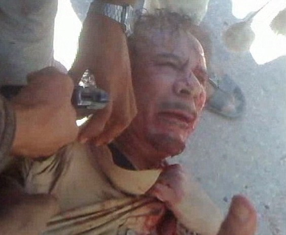 Oberst Gaddafi wurde 2011 von seinem eigenen Volk misshandelt und hingerichtet, und die Bilder verfolgen Putin immer noch