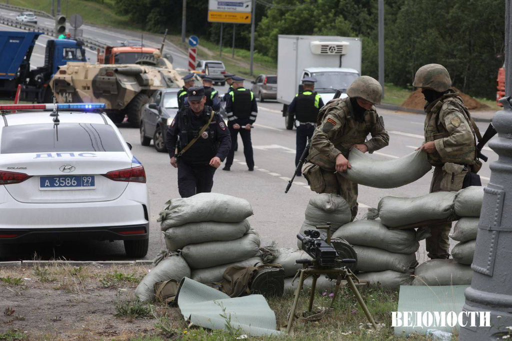 Russische Truppen und Polizisten bereiteten sich darauf vor, Moskau zu verteidigen, bevor der Putsch abgebrochen wurde
